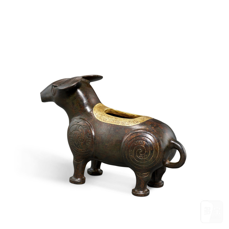 A gold-wrapped bronze archaistic 'tapir' vessel, zun, Ming dynasty | 明 青銅仿古包金口貘尊 - 图2